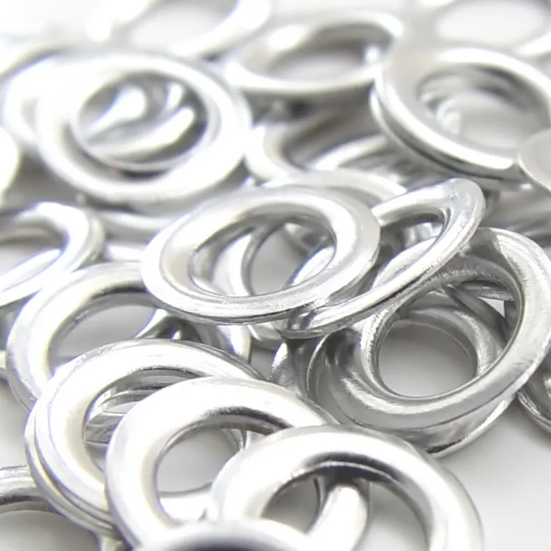 Klassiske merkelapper leveres med metallmalje.